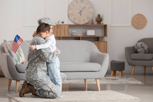 Żołnierz i jego synek przytulają się w domu. Święto Pamięci - Zdjęcie, obraz
