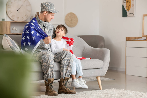 Soldato e suo figlio con bandiera USA a casa. Celebrazione del Memorial Day - Foto, immagini