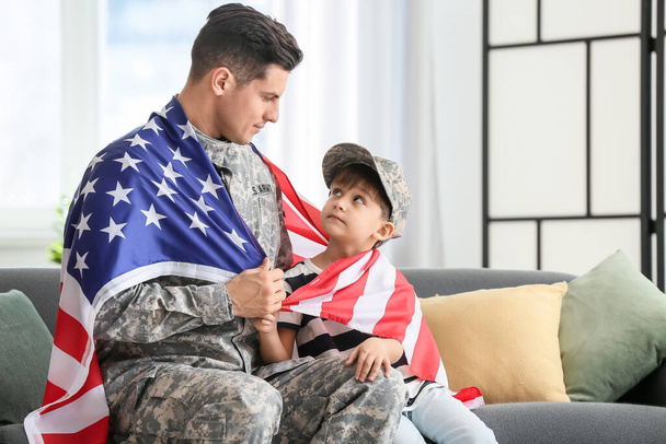 Soldado e seu filhinho com bandeira dos EUA em casa. Celebração do Dia Memorial - Foto, Imagem