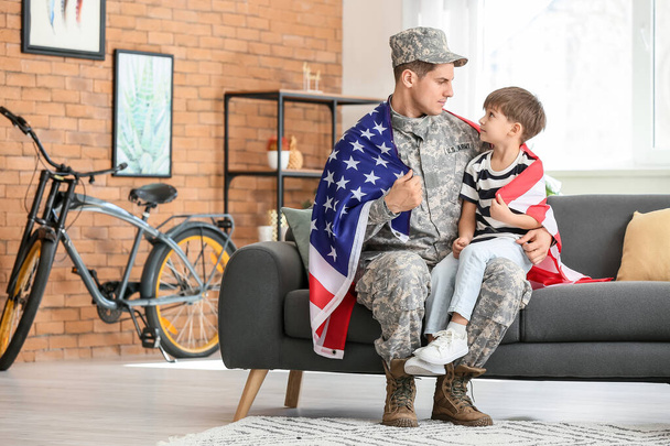 Soldado e seu filhinho com bandeira dos EUA em casa. Celebração do Dia Memorial - Foto, Imagem