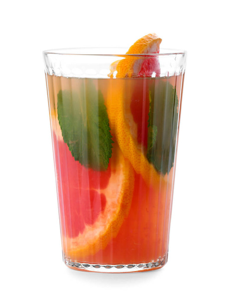 Glas smakelijke grapefruit limonade op witte achtergrond - Foto, afbeelding
