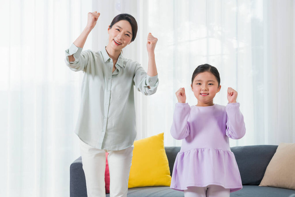 happy Asian mom and young daughter - Foto, imagen