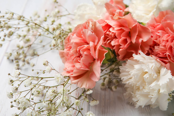 Friss szegfű virágok az asztalon - Fotó, kép