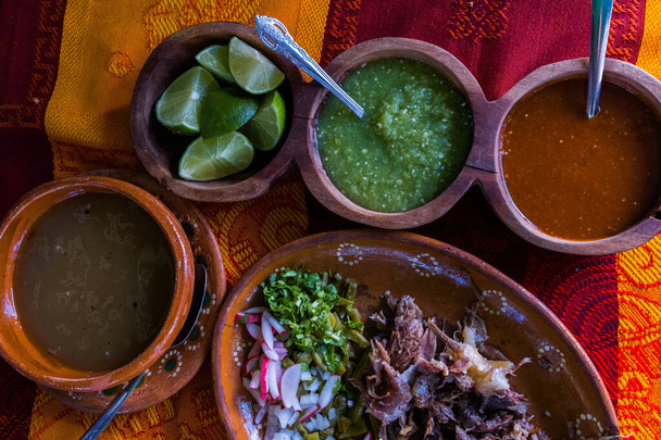 Meksika usulü kuzu eti, acı sos ve renkli masa örtüsü. - Fotoğraf, Görsel