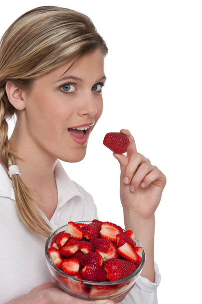 Serie de estilo de vida saludable - Mujer comiendo fresa sobre fondo blanco
 - Foto, Imagen