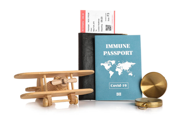Туристические принадлежности и иммунный паспорт на белом фоне - Фото, изображение