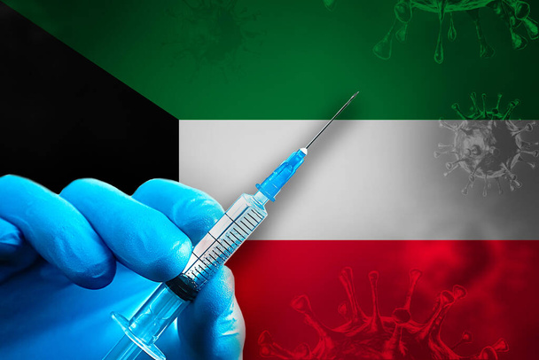 Koeweit Covid-19 vaccinatiecampagne. Een hand in een blauwe rubberen handschoen houdt een spuit met covid-19 virus vaccin voor Koeweit vlag. Concept voor vaccinatie tegen coronavirus - Foto, afbeelding
