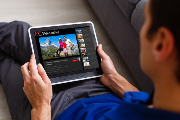 Mann schaut Videos online auf Tablet - Foto, Bild