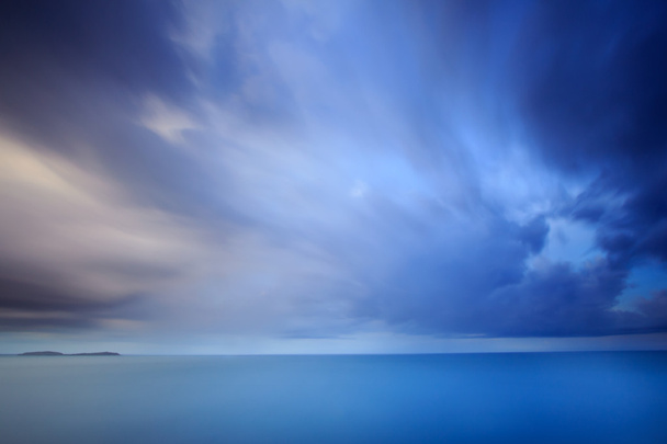Gewitterwolke und Himmel in der Abenddämmerung - Foto, Bild