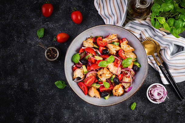 Toskanische Panzanella, traditioneller italienischer Salat mit Tomaten und Brot. Vegetarischer Panzanella-Salat. Mediterrane gesunde Kost. Ansicht von oben, Kopierraum - Foto, Bild