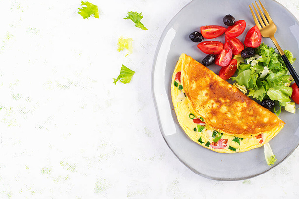 Café da manhã. Omelete com queijo, tomates e cebolas verdes na mesa leve. Frittata italiana. Almoço cetogénico. Vista superior, sobrecarga, espaço de cópia - Foto, Imagem