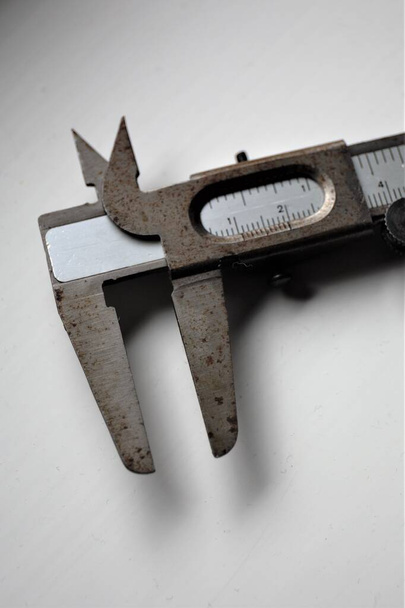 herramientas oxidadas en blanco - Foto, Imagen