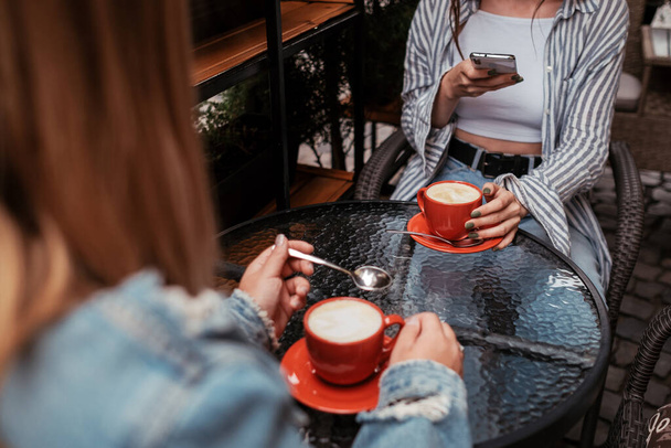 Kaksi naista Ystävät Kahvin juominen kahvilassa ulkona, Lounasaika käsite - Valokuva, kuva