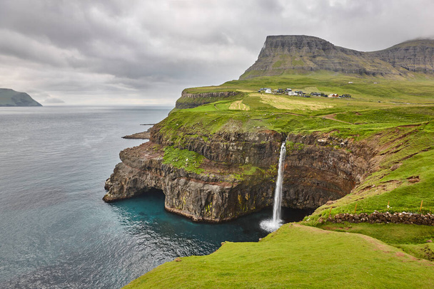 Cachoeira e falésias em Vagar. Ilhas Faroé costa dramática. Gasaladur - Foto, Imagem