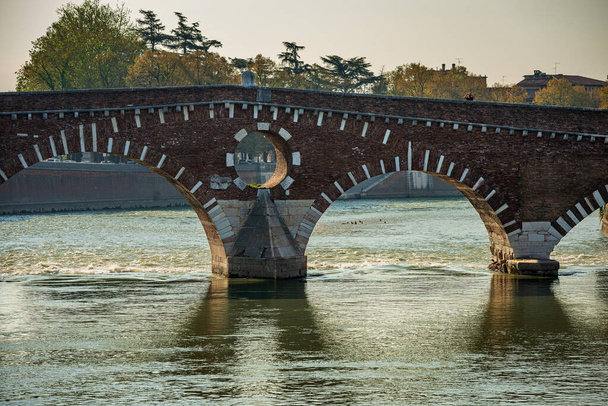 Steinbrücke (Ponte Pietra) 1. Jahrhundert v. Chr. Das älteste römische Monument in Verona, UNESCO-Weltkulturerbe, und der Fluss Etsch, Venetien, Italien, Europa. - Foto, Bild