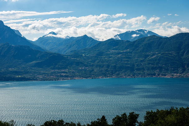 Jestem Lago di Garda. Widok na jezioro Garda z wybrzeża Lombardii widziany z Monte Baldo (Baldo Mountain). San Zeno di Montagna, prowincja Verona, Włochy, Europa Południowa. - Zdjęcie, obraz