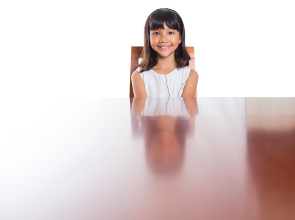 木製のテーブルの上の少女 - 写真・画像