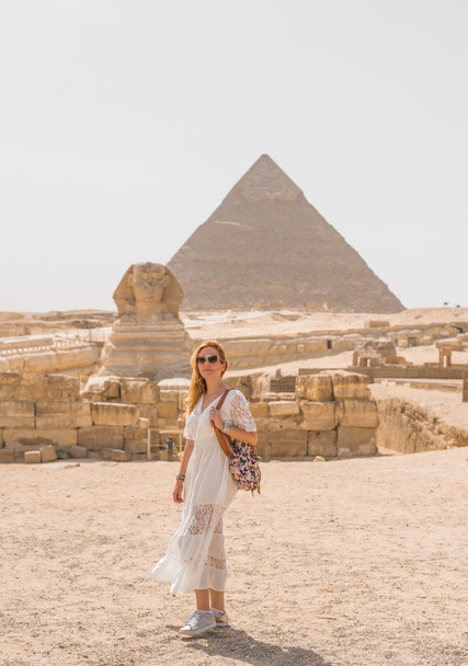 Cestovní ruch v Egyptě, žena s výhledem na pyramidy - Fotografie, Obrázek
