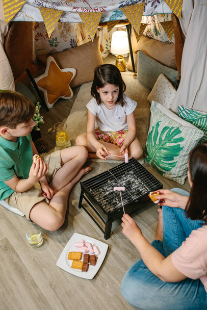Família preparando smores com churrasco em casa - Foto, Imagem