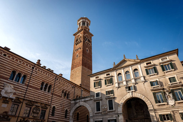 Verona, Piazza dei Signori lub Piazza Dante, plac w historycznym centrum miasta. W centrum wieża Lamberti (Torre dei Lamberti). Lista światowego dziedzictwa UNESCO, Wenecja, Włochy, Europa. - Zdjęcie, obraz
