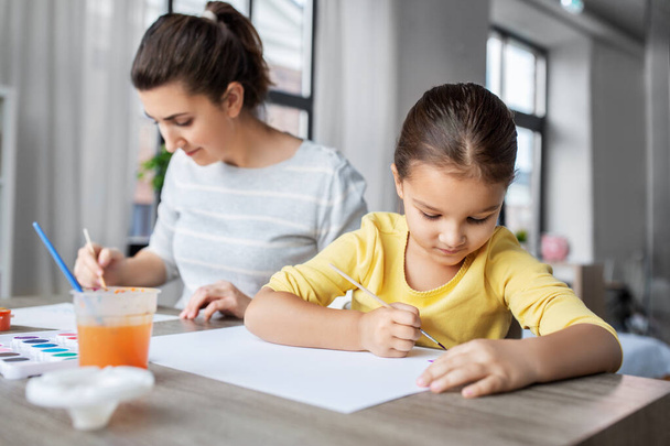 mother with little daughter drawing at home - Foto, Bild