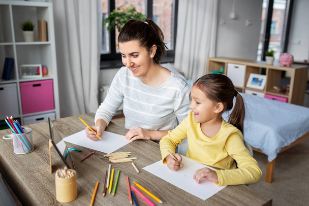 mother with little daughter drawing at home - Foto, Imagem
