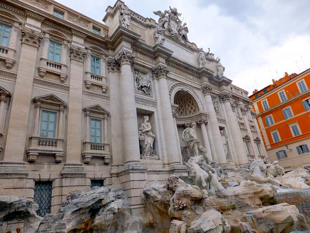 La célèbre fontaine de Trevi, Rome
  - Photo, image