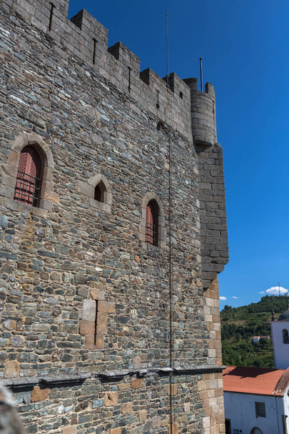 Braganca / Portogallo - 08 01 2020: Veduta dettagliata sulla fortezza torre del Castello di Braganca, un monumento iconico della città di Braganca, patrimonio portoghese - Foto, immagini