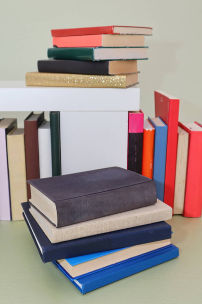 Stapel von Büchern auf grünem Hintergrund - Foto, Bild