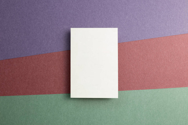 Almohadilla blanca sobre fondo de papel de color. vista superior, espacio de copia - Foto, imagen
