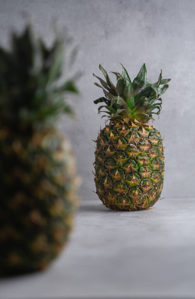 Zralý ananas na šedém pozadí. syrové ovoce - Fotografie, Obrázek