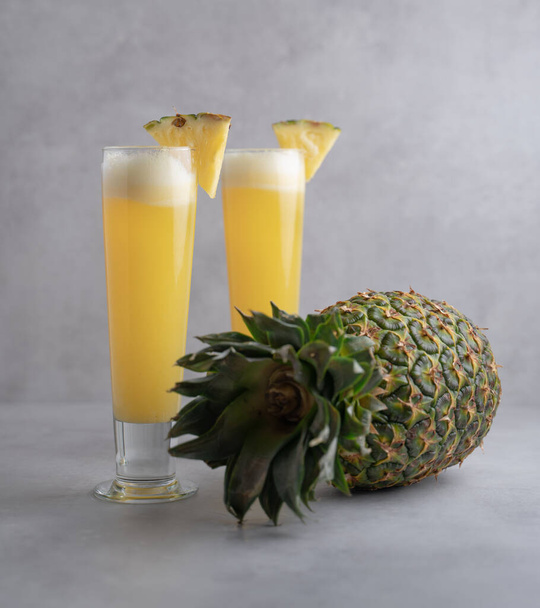 Virkistävä juuri valmistettu hedelmämehu lasilla, ananasmehu - Valokuva, kuva