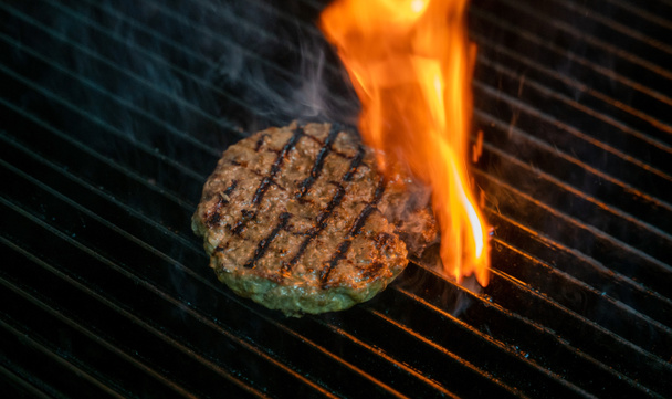 ハンバーガーパティを炎で焼く。バーガー調製 - 写真・画像