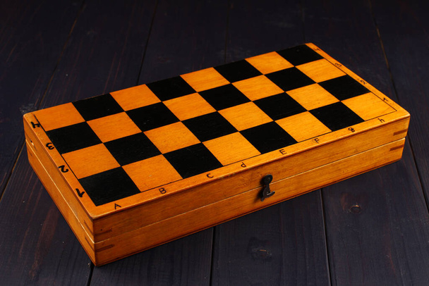 Boîte d'échecs sur fond bois foncé - Photo, image