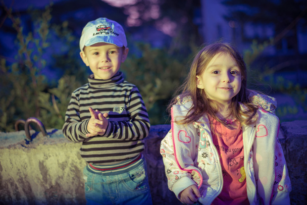 děti si hrají ve večerních hodinách - Fotografie, Obrázek