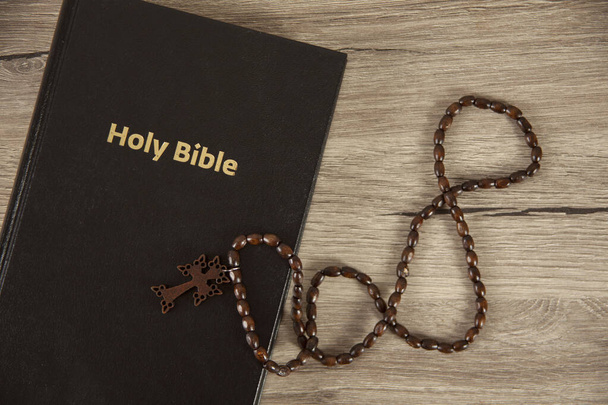 Holy Bible with wooden cross on table - Valokuva, kuva