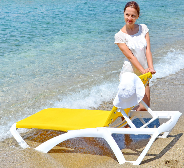 Bruna attraente sulla spiaggia. Giovane donna in piedi vicino al lettino
 - Foto, immagini