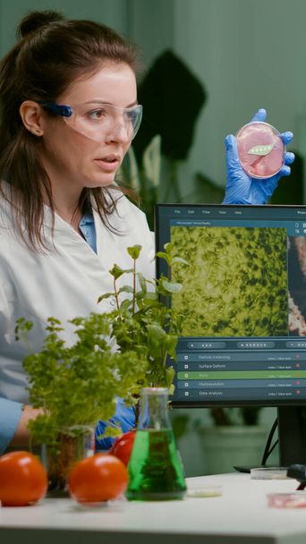 Due scienziati parlano di campioni vegani di carne digitando competenze biotecnologiche - Foto, immagini
