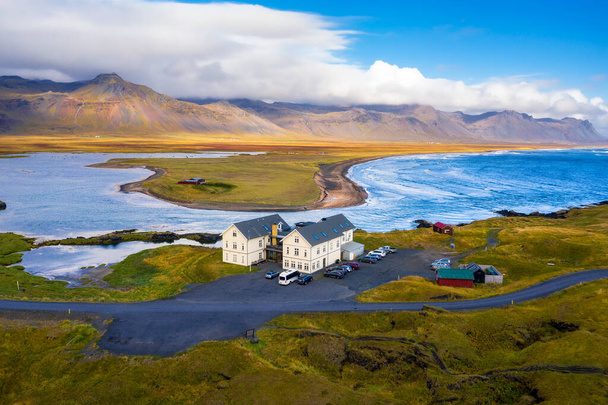 Готель "Бадір" розташований на узбережжі півострова Снайфельснес (Західна Ісландія). - Фото, зображення