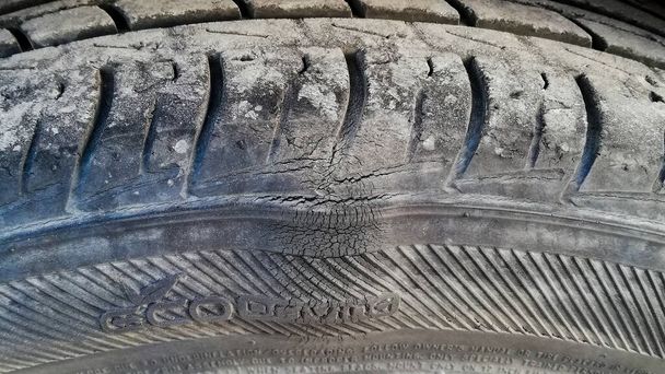 une bosse sur le pneu, des dommages sur la roue. focus sélectif - Photo, image
