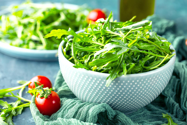 close-up view of organic vegetables, fresh ripe tomatoes with arugula - Фото, зображення