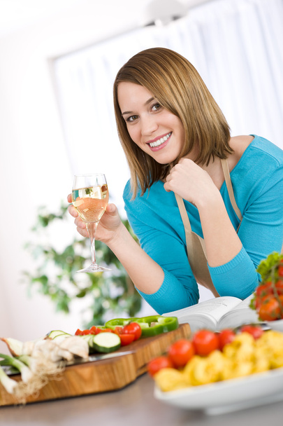Cooking - Smiling woman with glass of white wine - Foto, afbeelding