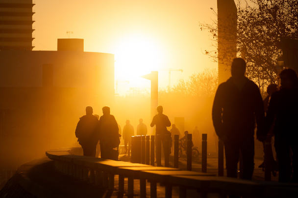 Ihmiset kävelevät Port Olimpic Barcelonassa auringonlaskun aikaan
. - Valokuva, kuva