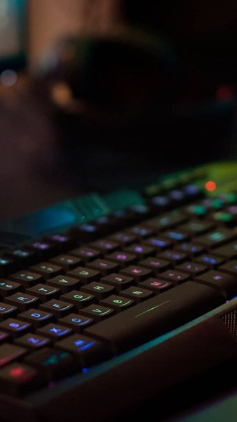 Крупный план профессиональной клавиатуры с освещением RGB - Фото, изображение