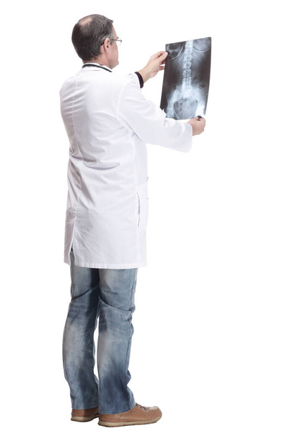 in full growth. qualified doctor looking at an x-ray. - Foto, imagen