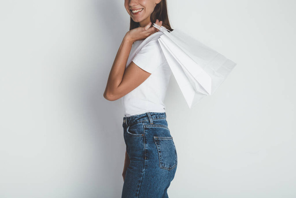  Oříznutý obraz mladé ženy v džínách a prázdné bílé tričko - Fotografie, Obrázek