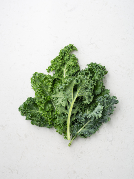 Kapusta zelené listy superfood na mramorovém stole, pohled shora - Fotografie, Obrázek
