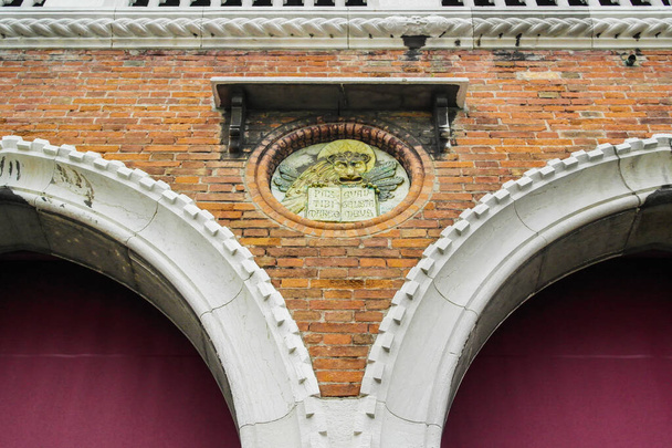Yksityiskohta seinään leijona bas-helpotus symboli Venzia. Venetsia, Veneto - Italia - Valokuva, kuva