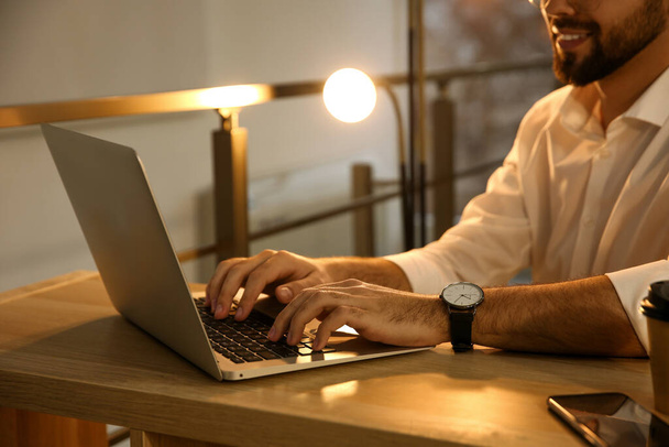 Homem trabalhando com laptop à mesa no escritório, close-up - Foto, Imagem