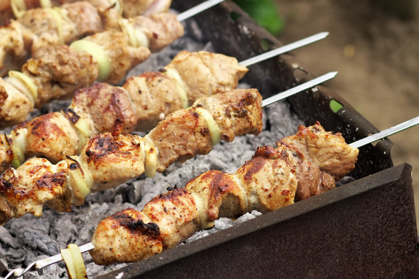 Cerdo Shish kebab en llamas. Apetitiva carne fresca shish kebab prep
 - Foto, imagen